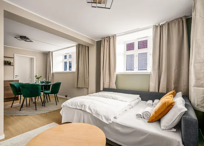 Bright & Stylish In Center Daire