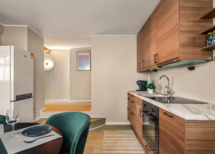 Bright & Stylish In Center