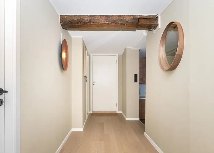 Bright & Stylish In Center Daire